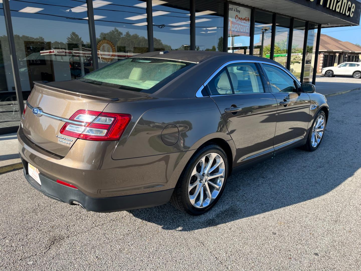 2015 Caribou Metallic Ford Taurus Limited FWD (1FAHP2F85FG) with an 3.5L V6 DOHC 24V engine, 6-Speed Automatic transmission, located at 1633 W Kimberly, Davenport, IA, 52806, (563) 323-5341, 41.559456, -90.598732 - Photo#3