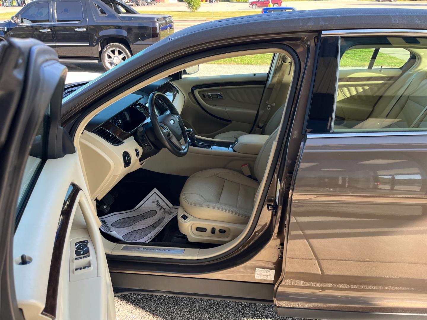 2015 Caribou Metallic Ford Taurus Limited FWD (1FAHP2F85FG) with an 3.5L V6 DOHC 24V engine, 6-Speed Automatic transmission, located at 1633 W Kimberly, Davenport, IA, 52806, (563) 323-5341, 41.559456, -90.598732 - Photo#8