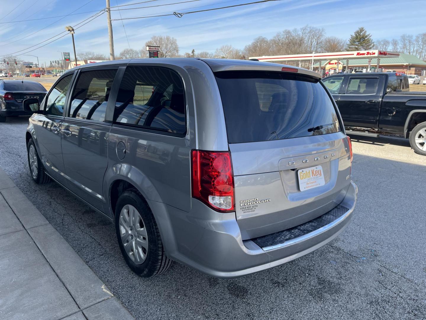 2018 Billet Clear Coat Dodge Grand Caravan SE (2C4RDGBG7JR) with an 3.6L V6 DOHC 24V engine, 6-Speed Automatic transmission, located at 1633 W Kimberly, Davenport, IA, 52806, (563) 323-5341, 41.559456, -90.598732 - Photo#3