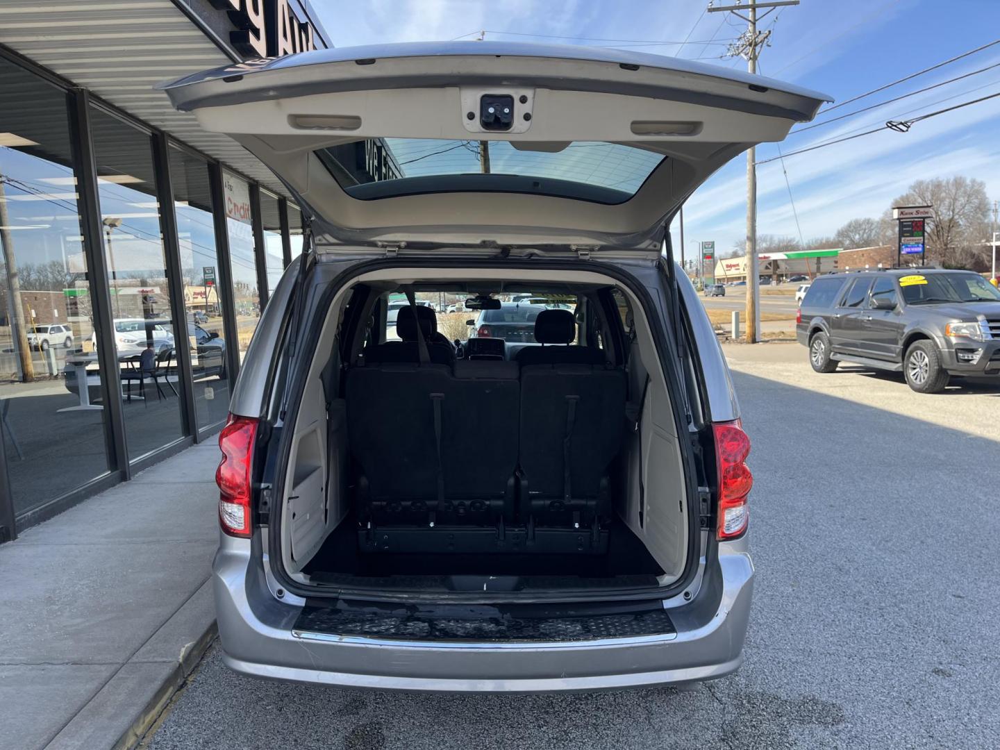 2018 Billet Clear Coat Dodge Grand Caravan SE (2C4RDGBG7JR) with an 3.6L V6 DOHC 24V engine, 6-Speed Automatic transmission, located at 1633 W Kimberly, Davenport, IA, 52806, (563) 323-5341, 41.559456, -90.598732 - Photo#5