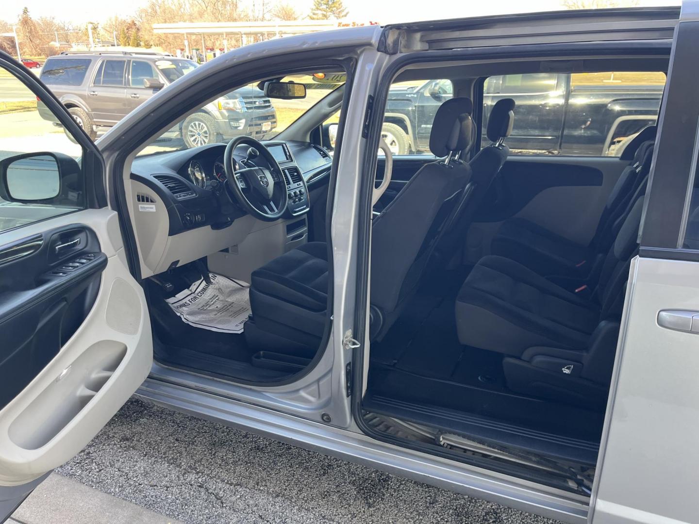 2018 Billet Clear Coat Dodge Grand Caravan SE (2C4RDGBG7JR) with an 3.6L V6 DOHC 24V engine, 6-Speed Automatic transmission, located at 1633 W Kimberly, Davenport, IA, 52806, (563) 323-5341, 41.559456, -90.598732 - Photo#8