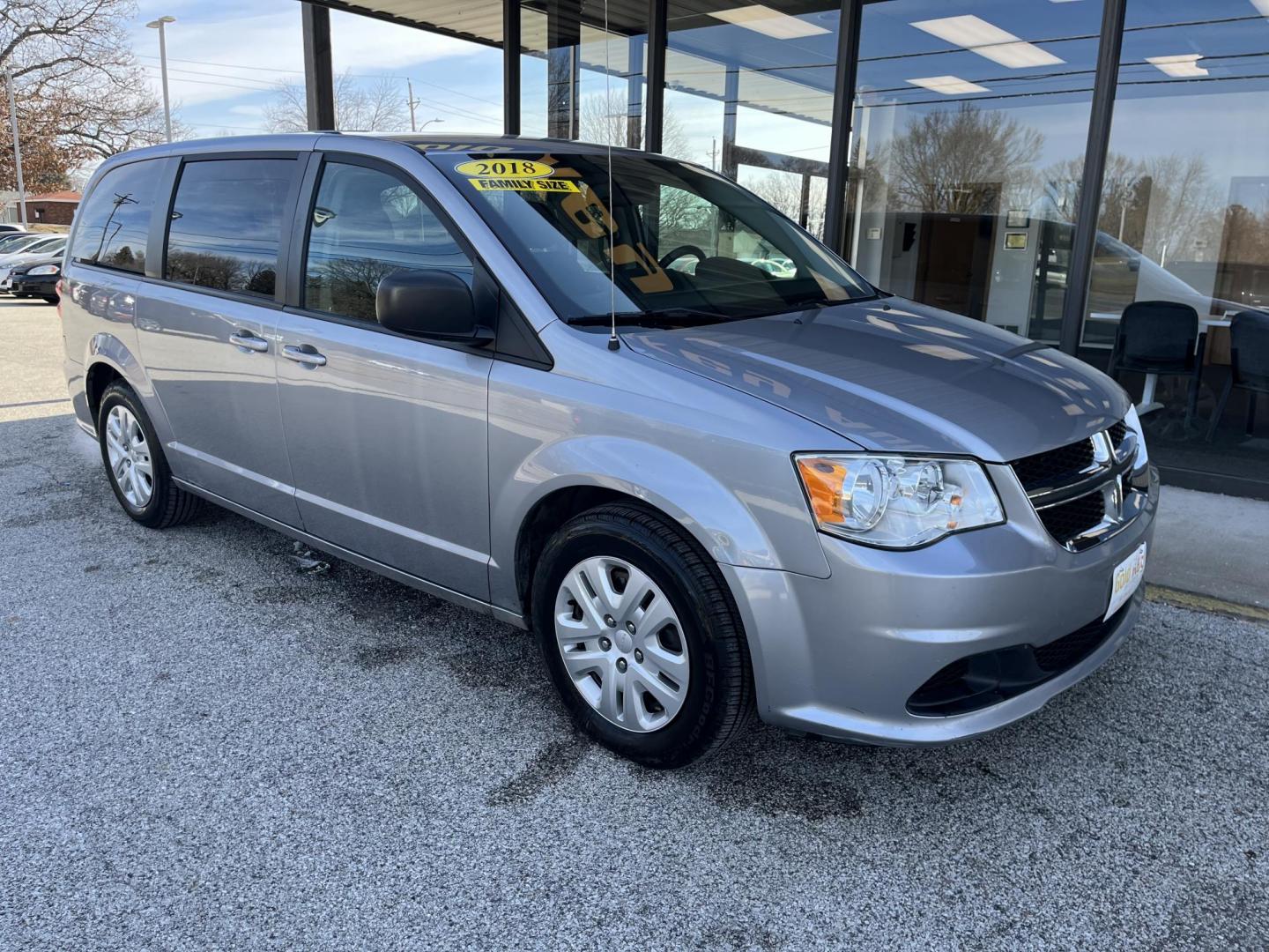 2018 Billet Clear Coat Dodge Grand Caravan SE (2C4RDGBG7JR) with an 3.6L V6 DOHC 24V engine, 6-Speed Automatic transmission, located at 1633 W Kimberly, Davenport, IA, 52806, (563) 323-5341, 41.559456, -90.598732 - Photo#2