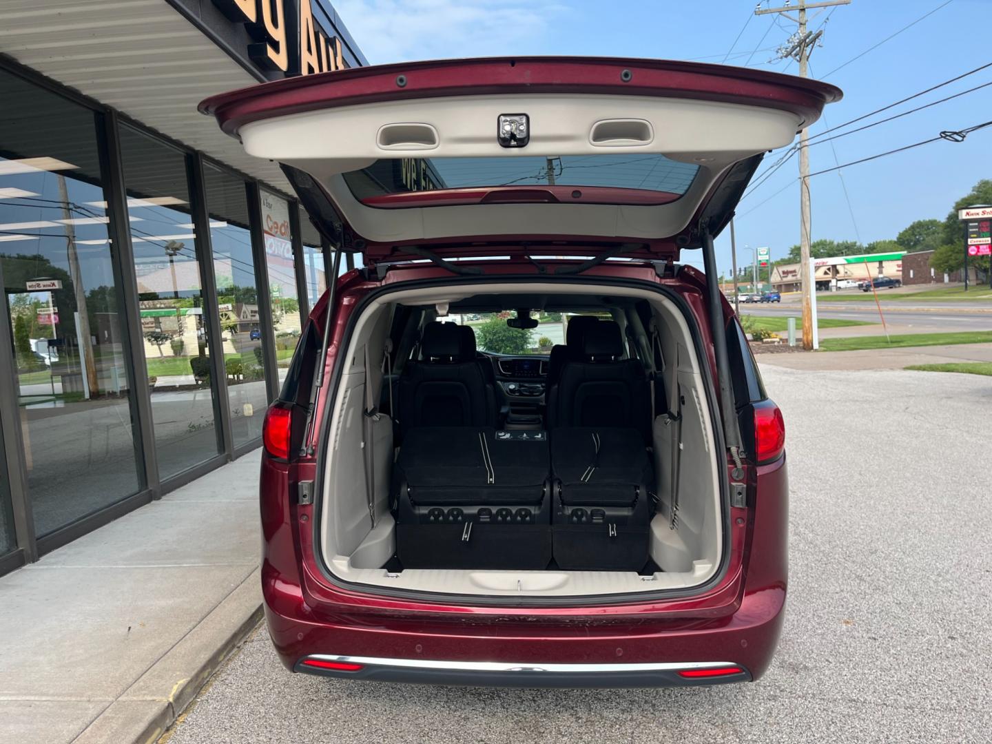 2017 Velvet Red Pearl Coat Chrysler Pacifica Touring-L (2C4RC1BG7HR) with an 3.6L V6 DOHC 24V engine, 9-Speed Automatic transmission, located at 1633 W Kimberly, Davenport, IA, 52806, (563) 323-5341, 41.559456, -90.598732 - Photo#5