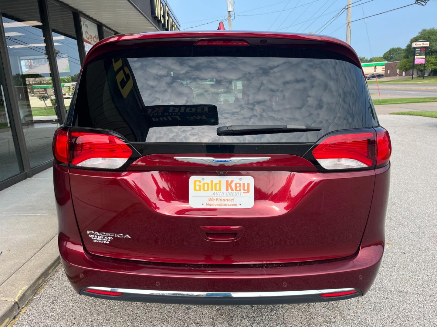 2017 Velvet Red Pearl Coat Chrysler Pacifica Touring-L (2C4RC1BG7HR) with an 3.6L V6 DOHC 24V engine, 9-Speed Automatic transmission, located at 1633 W Kimberly, Davenport, IA, 52806, (563) 323-5341, 41.559456, -90.598732 - Photo#4