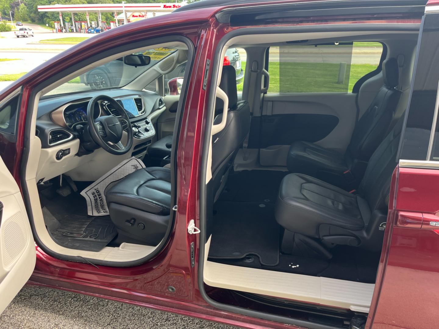 2017 Velvet Red Pearl Coat Chrysler Pacifica Touring-L (2C4RC1BG7HR) with an 3.6L V6 DOHC 24V engine, 9-Speed Automatic transmission, located at 1633 W Kimberly, Davenport, IA, 52806, (563) 323-5341, 41.559456, -90.598732 - Photo#8