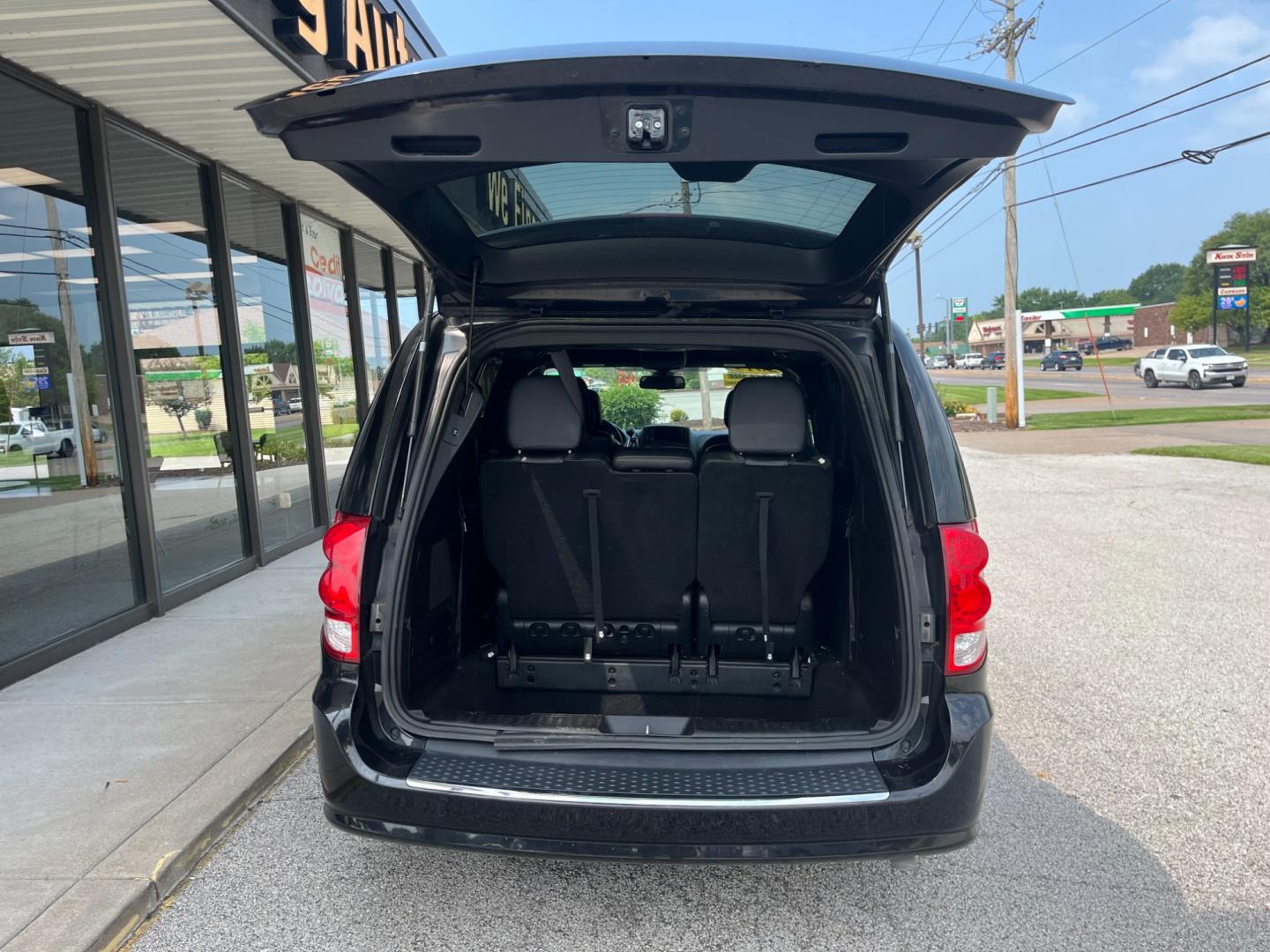 2019 BLACK Dodge Grand Caravan SPORTS VAN (2C4RDGEG6KR) with an 3.6L V6 DOHC 24V engine, 6-Speed Automatic transmission, located at 1633 W Kimberly, Davenport, IA, 52806, (563) 323-5341, 41.559456, -90.598732 - Photo#5