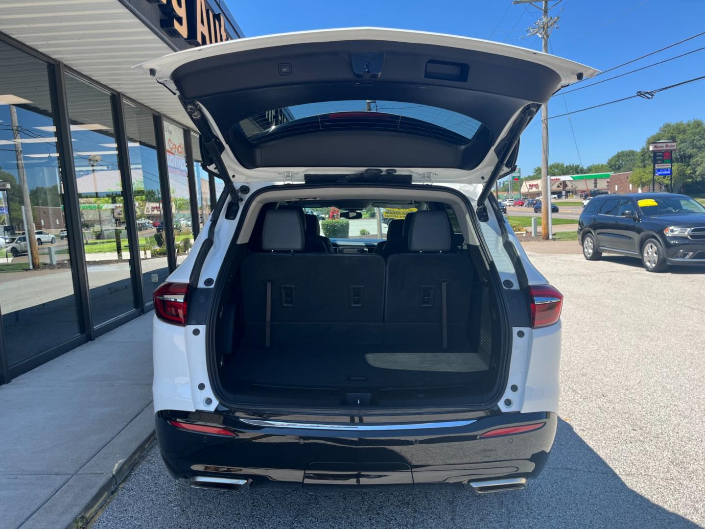 2019 Summit White Buick Enclave Essence FWD (5GAERBKW2KJ) with an 3.6L V6 DOHC 24V engine, 9-Speed Automatic transmission, located at 1633 W Kimberly, Davenport, IA, 52806, (563) 323-5341, 41.559456, -90.598732 - Photo#5