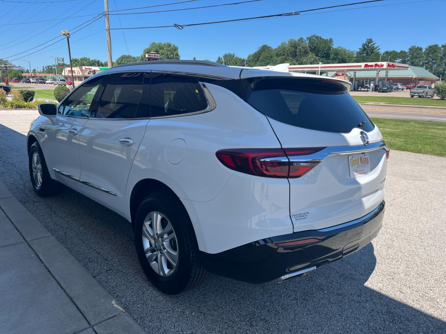 2019 Summit White Buick Enclave Essence FWD (5GAERBKW2KJ) with an 3.6L V6 DOHC 24V engine, 9-Speed Automatic transmission, located at 1633 W Kimberly, Davenport, IA, 52806, (563) 323-5341, 41.559456, -90.598732 - Photo#3