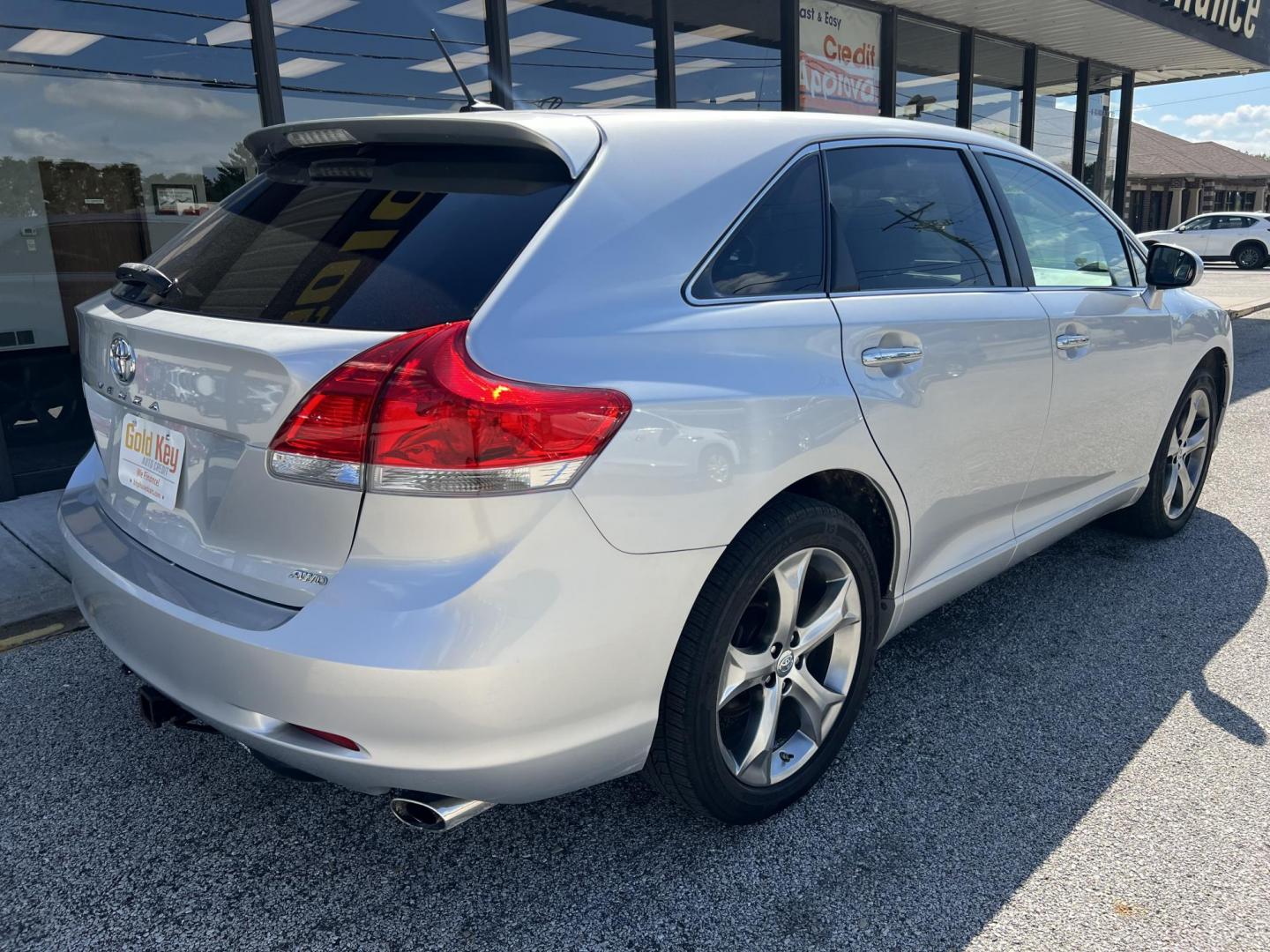 2011 Classic Silver Metallic Toyota Venza AWD V6 (4T3BK3BB2BU) with an 3.5L V6 DOHC 24V engine, 6-Speed Automatic transmission, located at 1633 W Kimberly, Davenport, IA, 52806, (563) 323-5341, 41.559456, -90.598732 - Photo#3