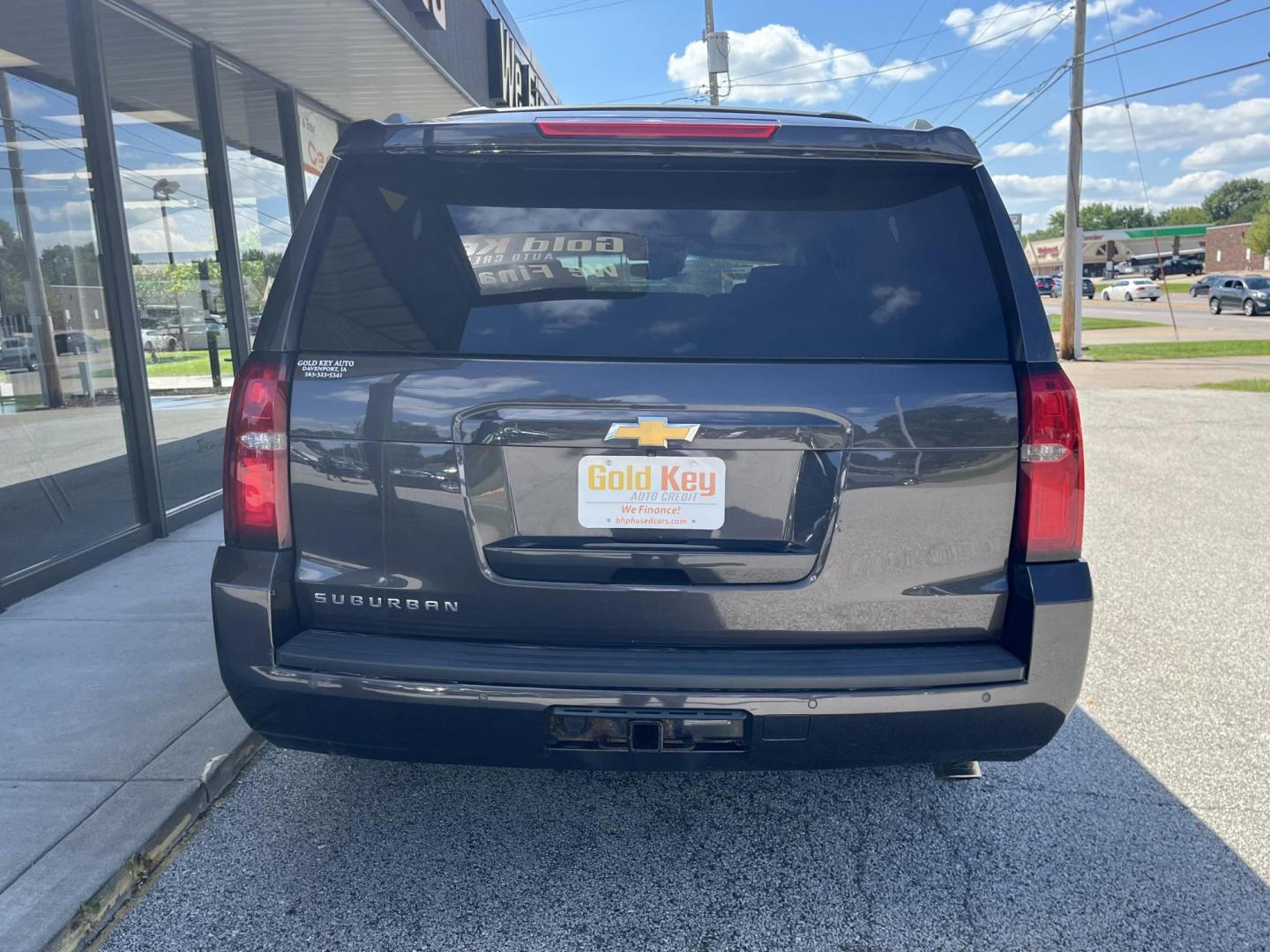 2017 Tungsten Metallic Chevrolet Suburban LT 4WD (1GNSKHKC0HR) with an 5.3L V8 OHV 16V engine, 6-Speed Automatic transmission, located at 1633 W Kimberly, Davenport, IA, 52806, (563) 323-5341, 41.559456, -90.598732 - Photo#4