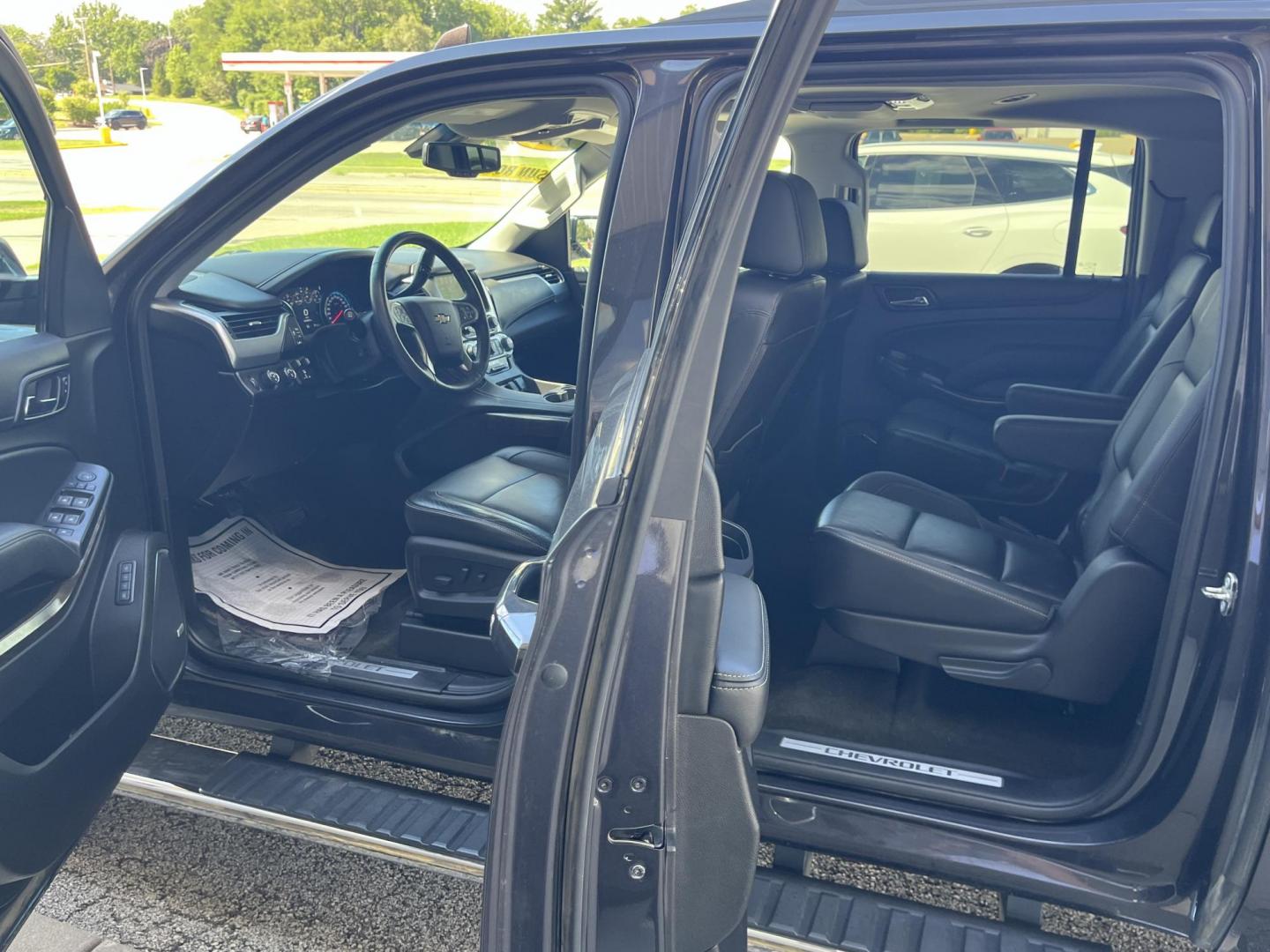 2017 Tungsten Metallic Chevrolet Suburban LT 4WD (1GNSKHKC0HR) with an 5.3L V8 OHV 16V engine, 6-Speed Automatic transmission, located at 1633 W Kimberly, Davenport, IA, 52806, (563) 323-5341, 41.559456, -90.598732 - Photo#8