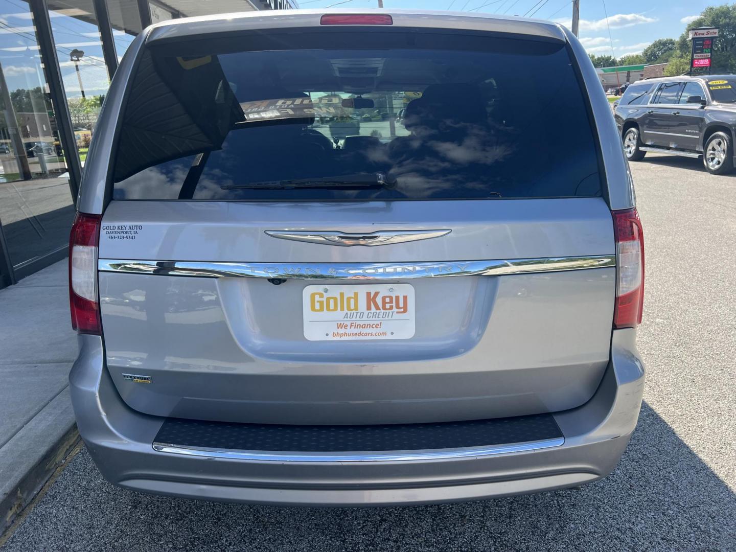 2016 Silver /Black Chrysler Town & Country Touring (2C4RC1BG7GR) with an 3.6L V6 DOHC 24V engine, 6A transmission, located at 1633 W Kimberly, Davenport, IA, 52806, (563) 323-5341, 41.559456, -90.598732 - Photo#4