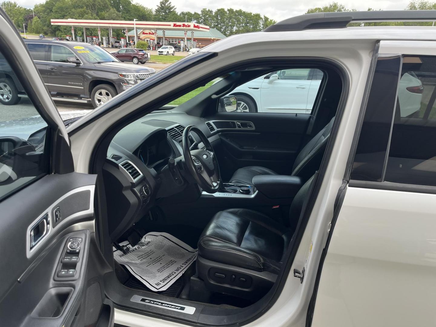 2014 White Platinum Met TC Ford Explorer Sport 4WD (1FM5K8GT1EG) with an 3.5L V6 DOHC 24V engine, 6-Speed Automatic transmission, located at 1633 W Kimberly, Davenport, IA, 52806, (563) 323-5341, 41.559456, -90.598732 - Photo#8