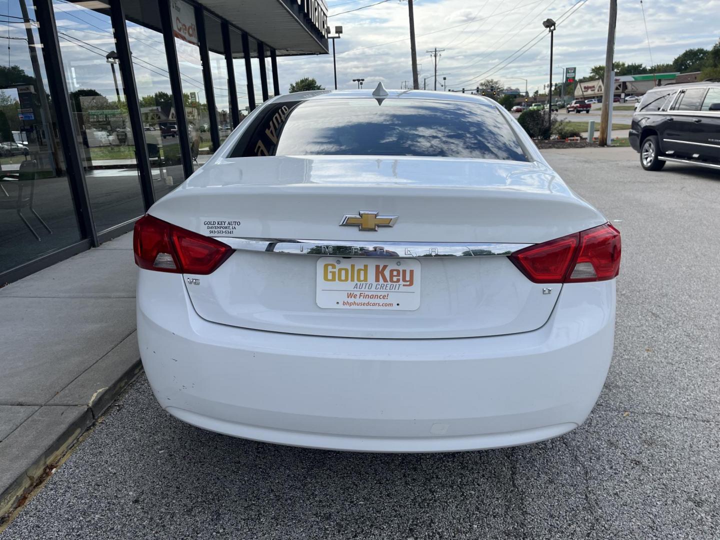 2018 Summit White Chevrolet Impala LT (2G1105S37J9) with an 3.6L V6 DOHC 24V engine, 6-Speed Automatic transmission, located at 1633 W Kimberly, Davenport, IA, 52806, (563) 323-5341, 41.559456, -90.598732 - Photo#3