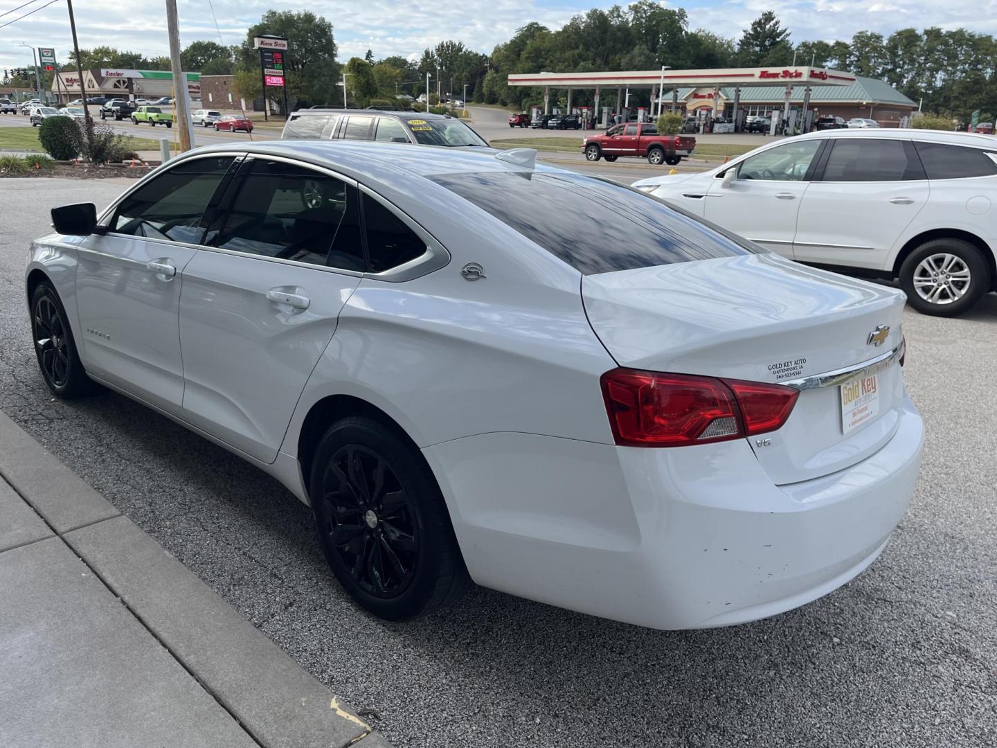 2018 Summit White Chevrolet Impala LT (2G1105S37J9) with an 3.6L V6 DOHC 24V engine, 6-Speed Automatic transmission, located at 1633 W Kimberly, Davenport, IA, 52806, (563) 323-5341, 41.559456, -90.598732 - Photo#2