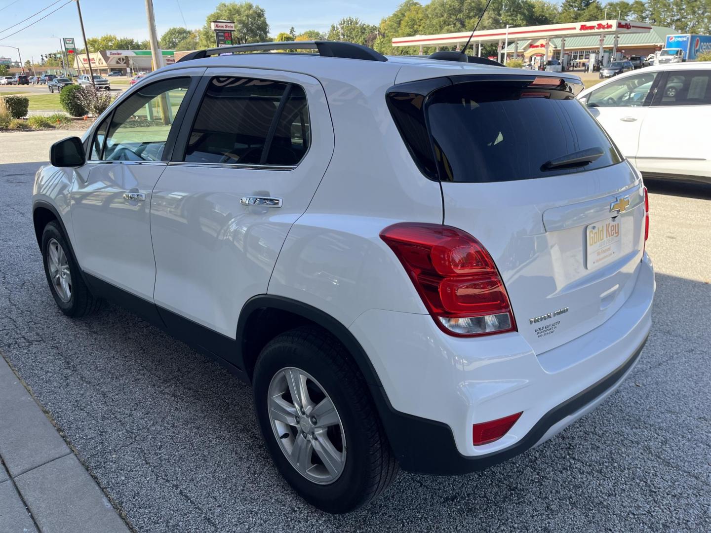 2017 Summit White Chevrolet Trax LT AWD (3GNCJPSBXHL) with an 1.4L L4 DOHC 16V engine, 6-Speed Automatic transmission, located at 1633 W Kimberly, Davenport, IA, 52806, (563) 323-5341, 41.559456, -90.598732 - Photo#4