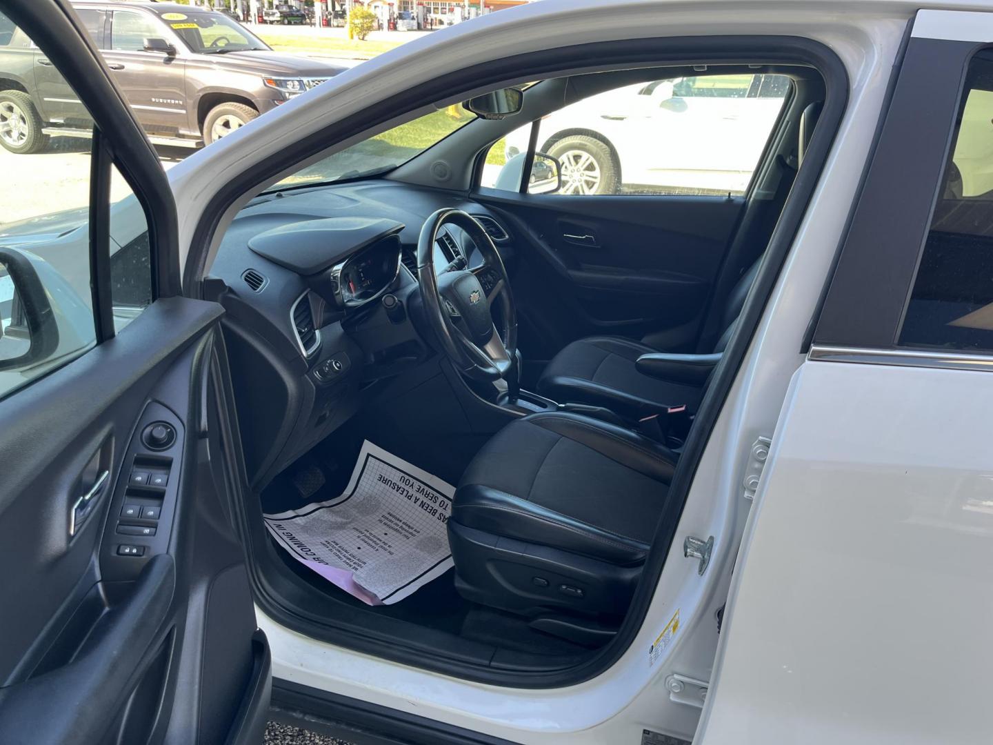 2017 Summit White Chevrolet Trax LT AWD (3GNCJPSBXHL) with an 1.4L L4 DOHC 16V engine, 6-Speed Automatic transmission, located at 1633 W Kimberly, Davenport, IA, 52806, (563) 323-5341, 41.559456, -90.598732 - Photo#8