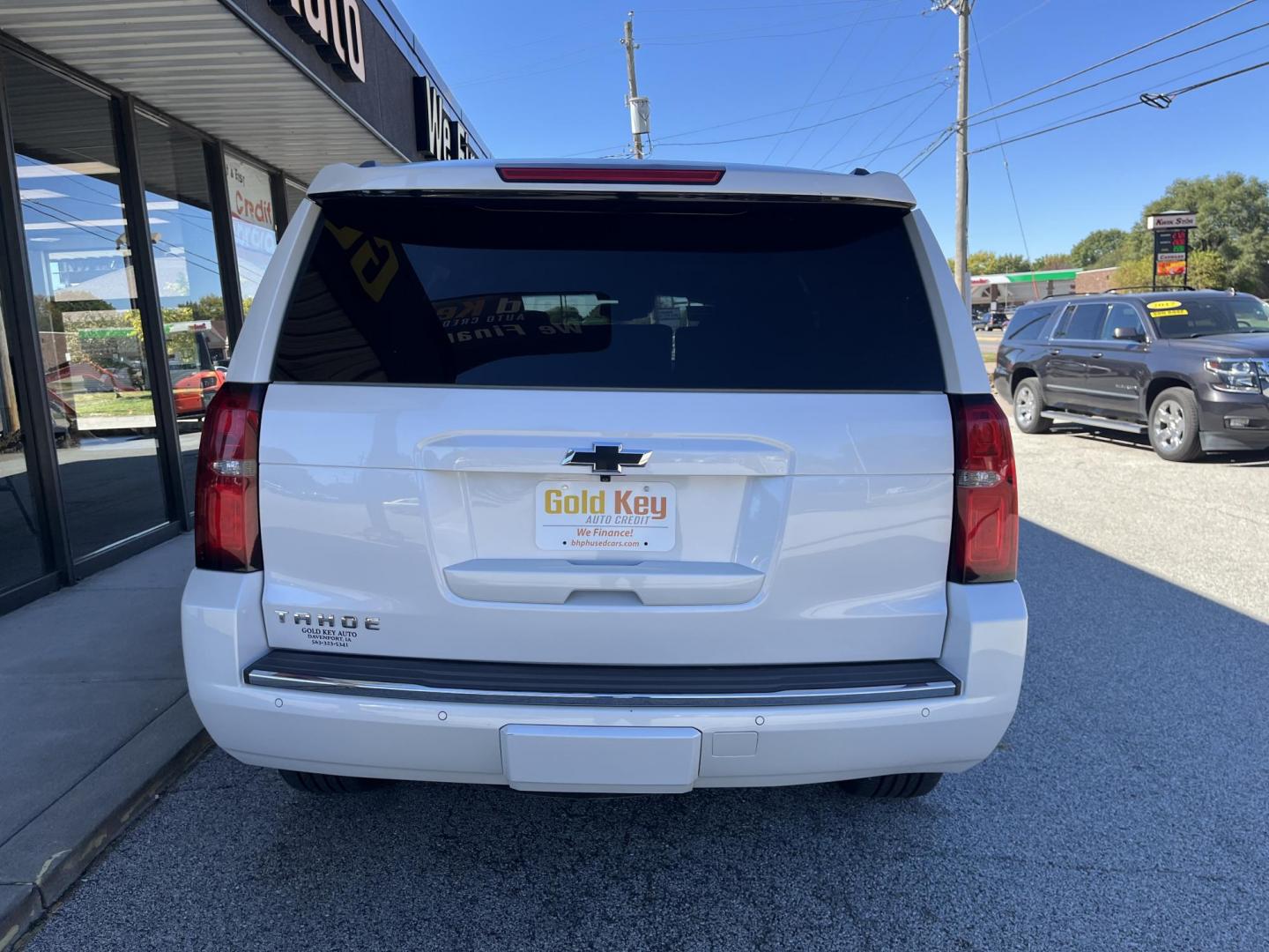 2016 Summit White Chevrolet Tahoe LTZ 4WD (1GNSKCKC2GR) with an 5.3L V8 OHV 16V engine, 6A transmission, located at 1633 W Kimberly, Davenport, IA, 52806, (563) 323-5341, 41.559456, -90.598732 - Photo#4