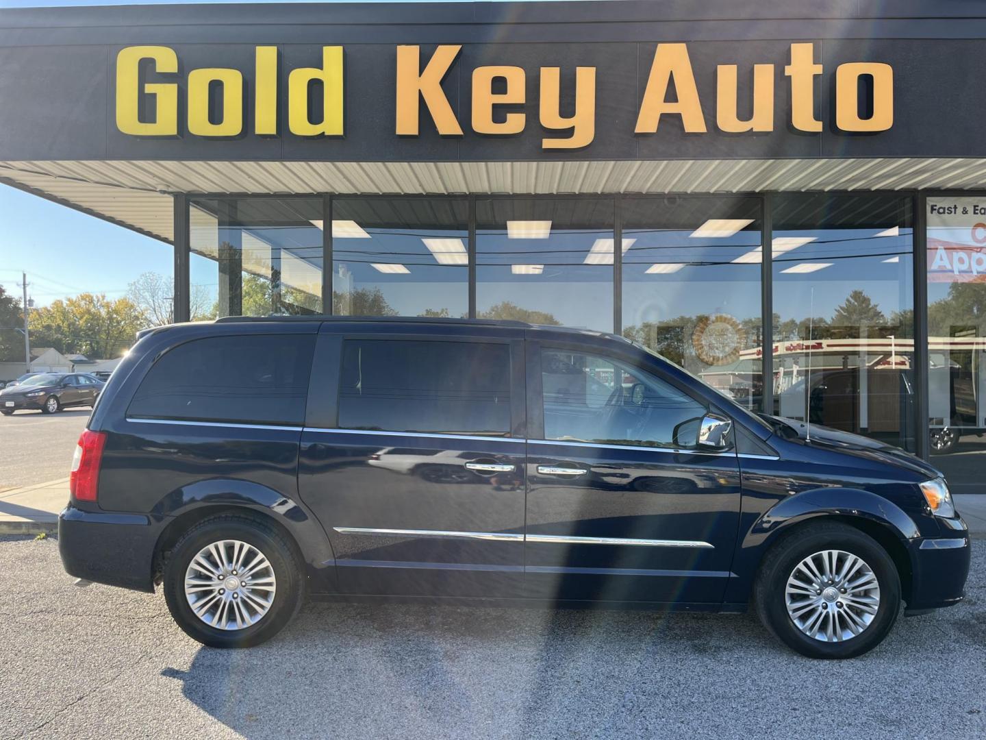 2016 Blue Chrysler Town and Country Touring-L (2C4RC1CG4GR) with an 3.6L V6 DOHC 24V engine, 6-Speed Automatic transmission, located at 1633 W Kimberly, Davenport, IA, 52806, (563) 323-5341, 41.559456, -90.598732 - Photo#0