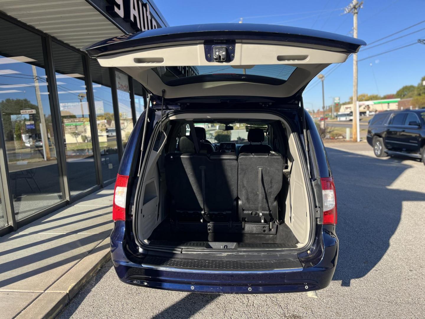 2016 Blue Chrysler Town and Country Touring-L (2C4RC1CG4GR) with an 3.6L V6 DOHC 24V engine, 6-Speed Automatic transmission, located at 1633 W Kimberly, Davenport, IA, 52806, (563) 323-5341, 41.559456, -90.598732 - Photo#5