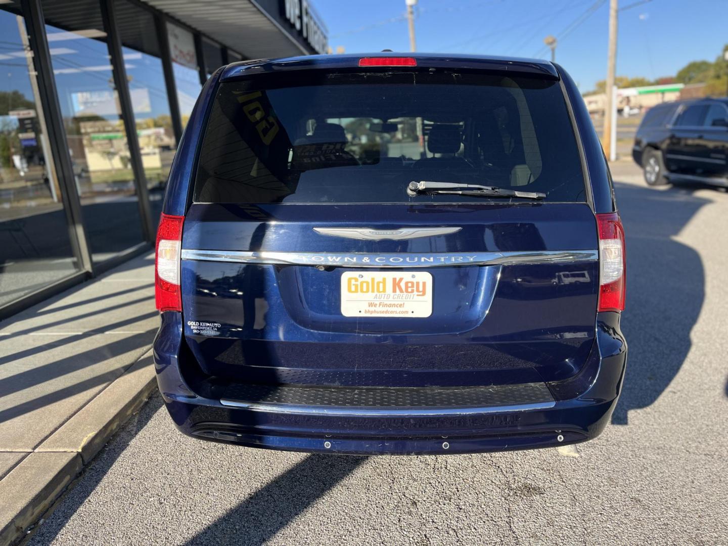 2016 Blue Chrysler Town and Country Touring-L (2C4RC1CG4GR) with an 3.6L V6 DOHC 24V engine, 6-Speed Automatic transmission, located at 1633 W Kimberly, Davenport, IA, 52806, (563) 323-5341, 41.559456, -90.598732 - Photo#4