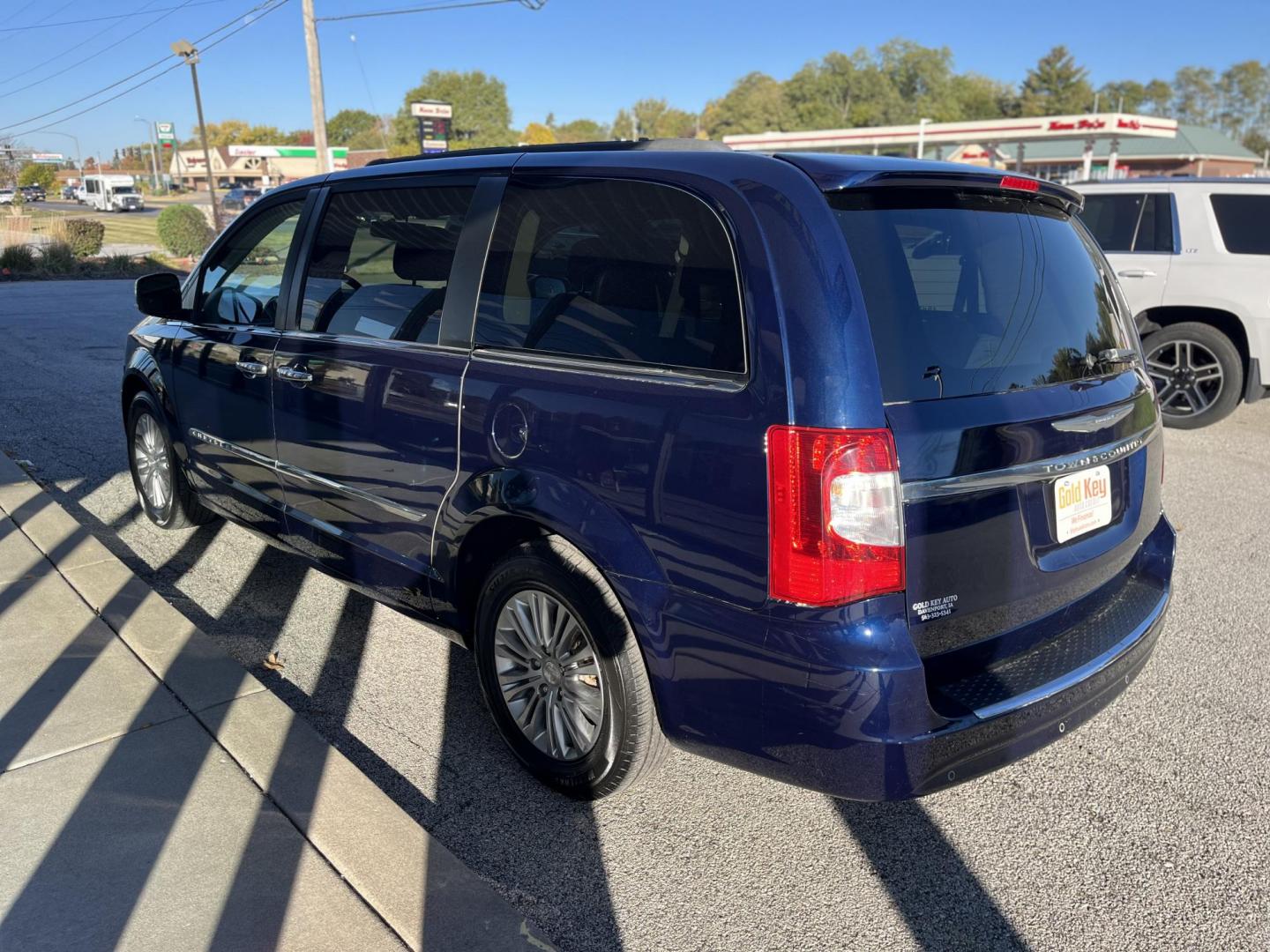 2016 Blue Chrysler Town and Country Touring-L (2C4RC1CG4GR) with an 3.6L V6 DOHC 24V engine, 6-Speed Automatic transmission, located at 1633 W Kimberly, Davenport, IA, 52806, (563) 323-5341, 41.559456, -90.598732 - Photo#3