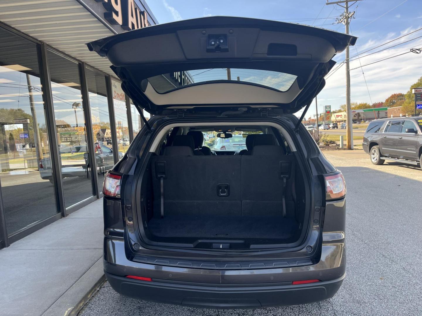 2015 Black Granite Metallic Chevrolet Traverse 1LT AWD (1GNKVGKD9FJ) with an 3.6L V6 DOHC 24V engine, 6-Speed Automatic transmission, located at 1633 W Kimberly, Davenport, IA, 52806, (563) 323-5341, 41.559456, -90.598732 - Photo#5