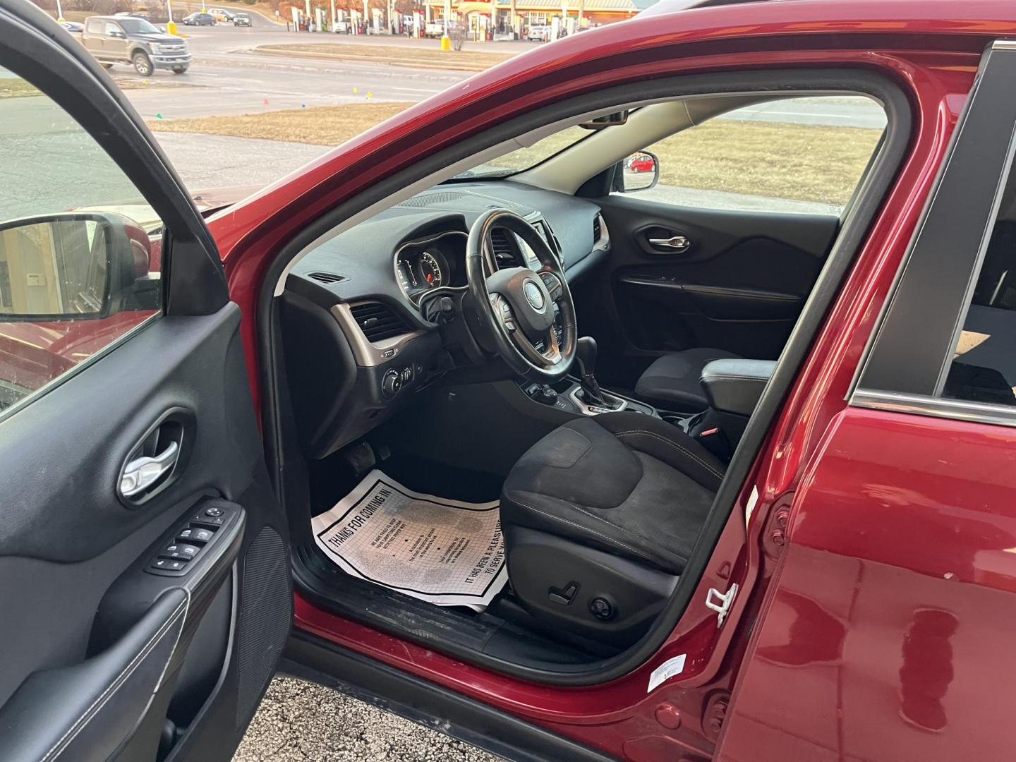 2015 Jeep Cherokee Latitude 4WD (1C4PJMCS7FW) with an 3.2L V6 DOHC 24V engine, 9-Speed Automatic transmission, located at 1633 W Kimberly, Davenport, IA, 52806, (563) 323-5341, 41.559456, -90.598732 - Photo#8