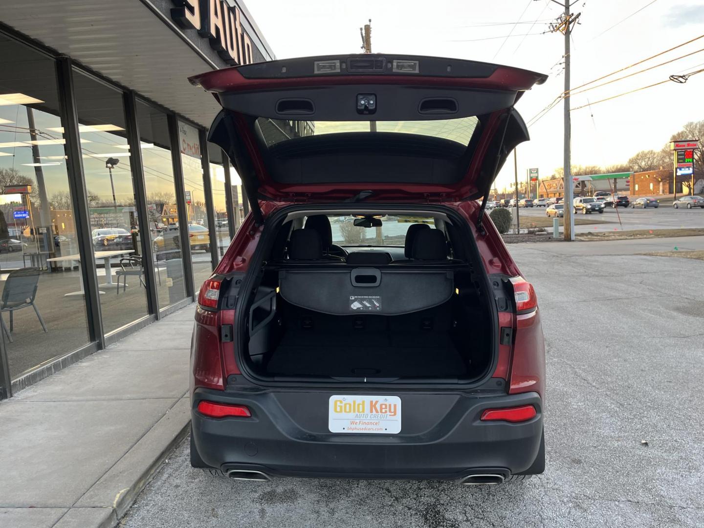 2015 Jeep Cherokee Latitude 4WD (1C4PJMCS7FW) with an 3.2L V6 DOHC 24V engine, 9-Speed Automatic transmission, located at 1633 W Kimberly, Davenport, IA, 52806, (563) 323-5341, 41.559456, -90.598732 - Photo#5