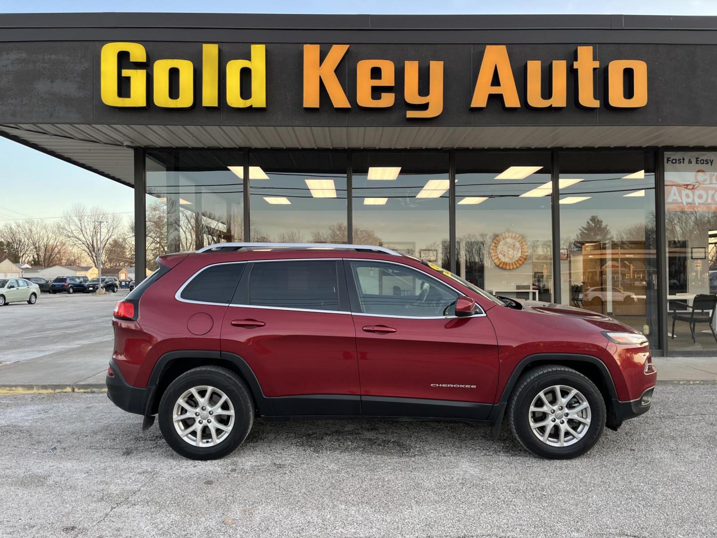 2015 Jeep Cherokee Latitude 4WD (1C4PJMCS7FW) with an 3.2L V6 DOHC 24V engine, 9-Speed Automatic transmission, located at 1633 W Kimberly, Davenport, IA, 52806, (563) 323-5341, 41.559456, -90.598732 - Photo#0