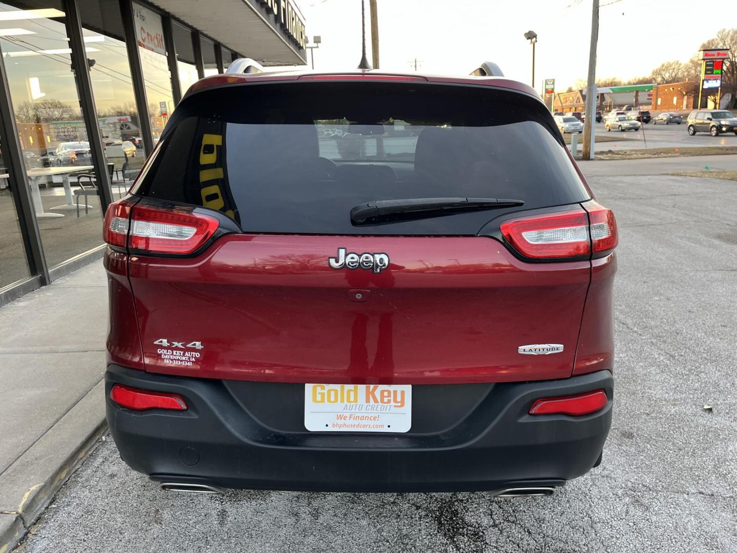 2015 Jeep Cherokee Latitude 4WD (1C4PJMCS7FW) with an 3.2L V6 DOHC 24V engine, 9-Speed Automatic transmission, located at 1633 W Kimberly, Davenport, IA, 52806, (563) 323-5341, 41.559456, -90.598732 - Photo#4