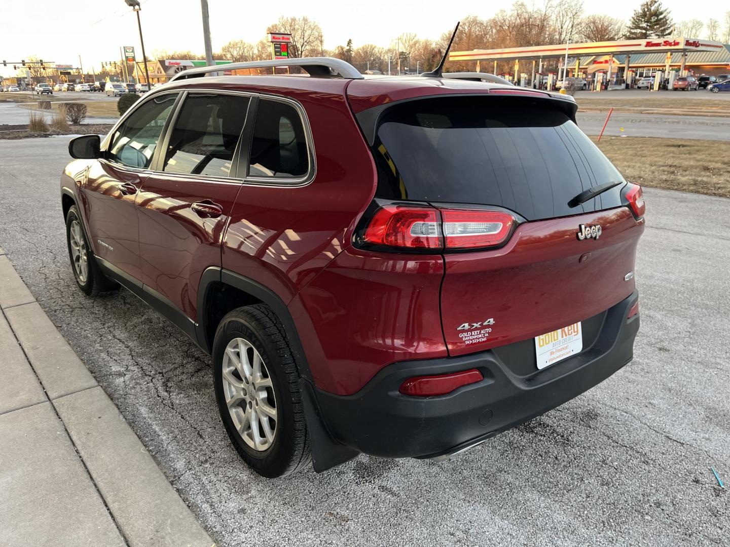 2015 Jeep Cherokee Latitude 4WD (1C4PJMCS7FW) with an 3.2L V6 DOHC 24V engine, 9-Speed Automatic transmission, located at 1633 W Kimberly, Davenport, IA, 52806, (563) 323-5341, 41.559456, -90.598732 - Photo#3