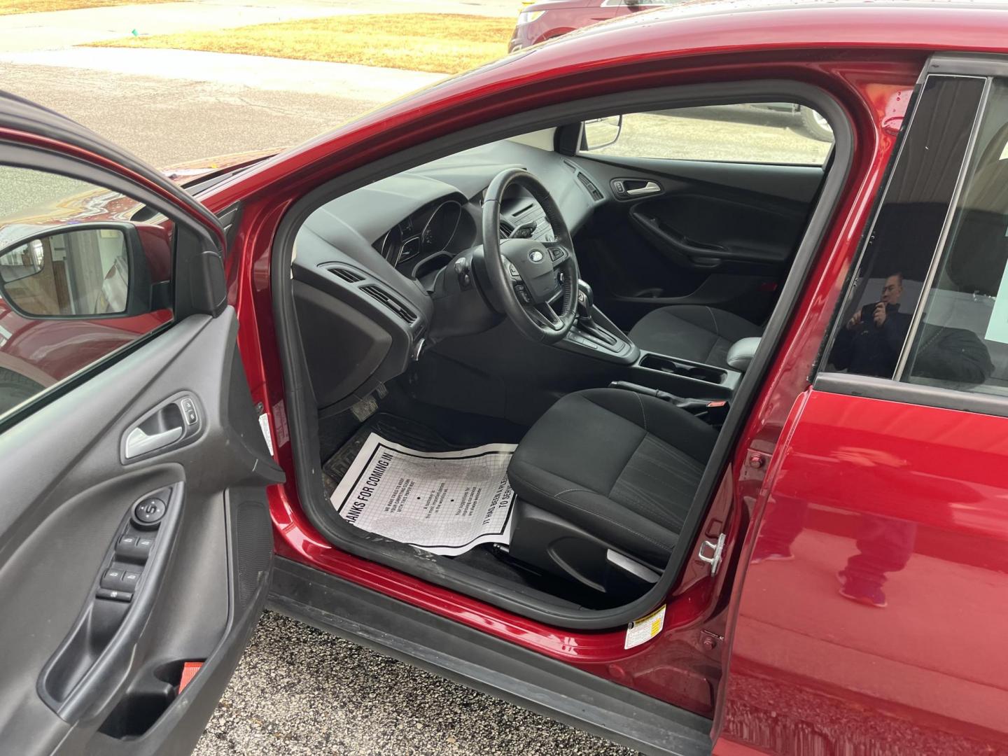 2016 Red Ford Focus SE Hatchback (1FADP3K23GL) , Auto transmission, located at 1633 W Kimberly, Davenport, IA, 52806, (563) 323-5341, 41.559456, -90.598732 - Photo#8