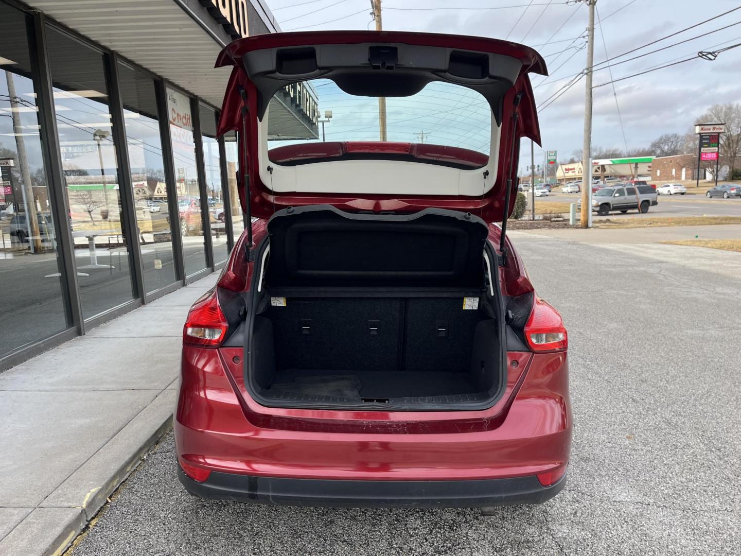 2016 Red Ford Focus SE Hatchback (1FADP3K23GL) , Auto transmission, located at 1633 W Kimberly, Davenport, IA, 52806, (563) 323-5341, 41.559456, -90.598732 - Photo#5