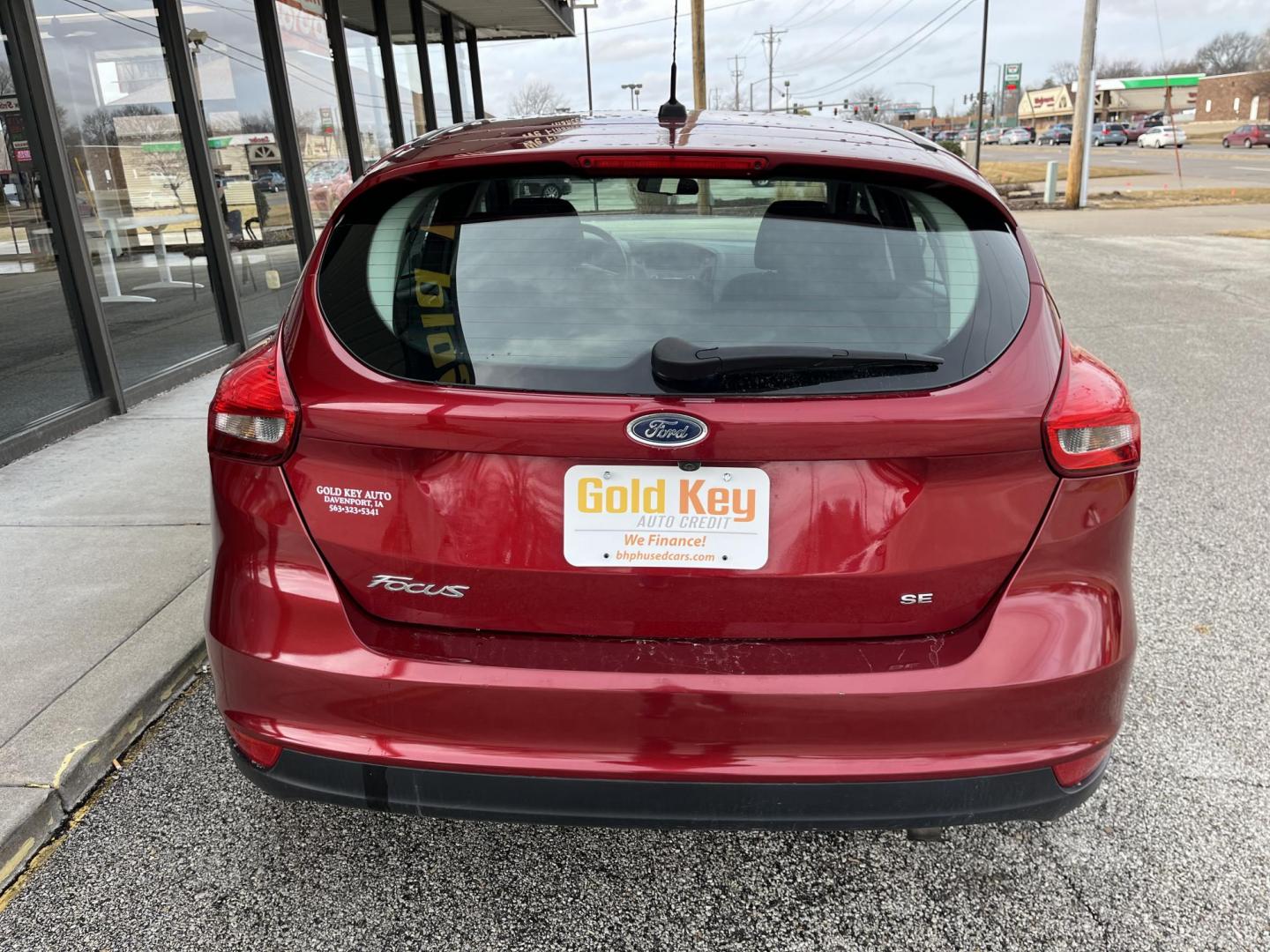 2016 Red Ford Focus SE Hatchback (1FADP3K23GL) , Auto transmission, located at 1633 W Kimberly, Davenport, IA, 52806, (563) 323-5341, 41.559456, -90.598732 - Photo#4