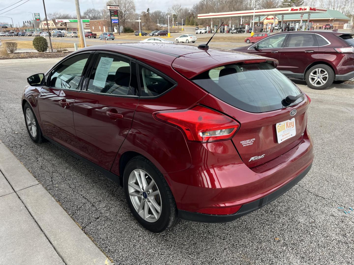 2016 Red Ford Focus SE Hatchback (1FADP3K23GL) , Auto transmission, located at 1633 W Kimberly, Davenport, IA, 52806, (563) 323-5341, 41.559456, -90.598732 - Photo#3