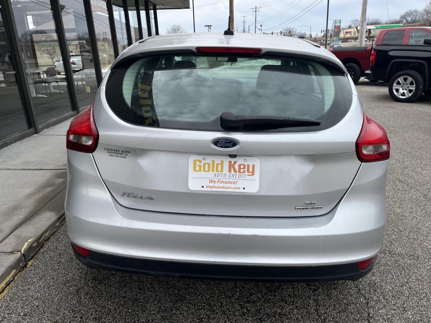 2015 Ingot Silver Ford Focus SE (1FADP3K22FL) with an EcoBoost 1L I-3 gasoline direct injection engine, located at 1633 W Kimberly, Davenport, IA, 52806, (563) 323-5341, 41.559456, -90.598732 - Photo#4