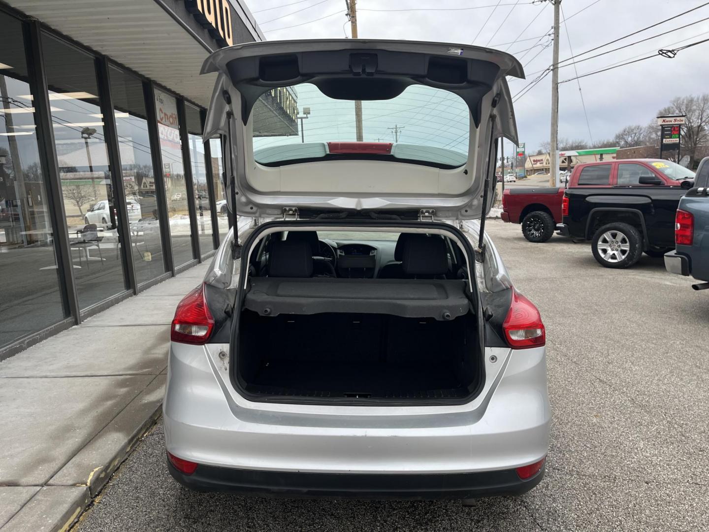 2015 Ingot Silver Ford Focus SE (1FADP3K22FL) with an EcoBoost 1L I-3 gasoline direct injection engine, located at 1633 W Kimberly, Davenport, IA, 52806, (563) 323-5341, 41.559456, -90.598732 - Photo#5