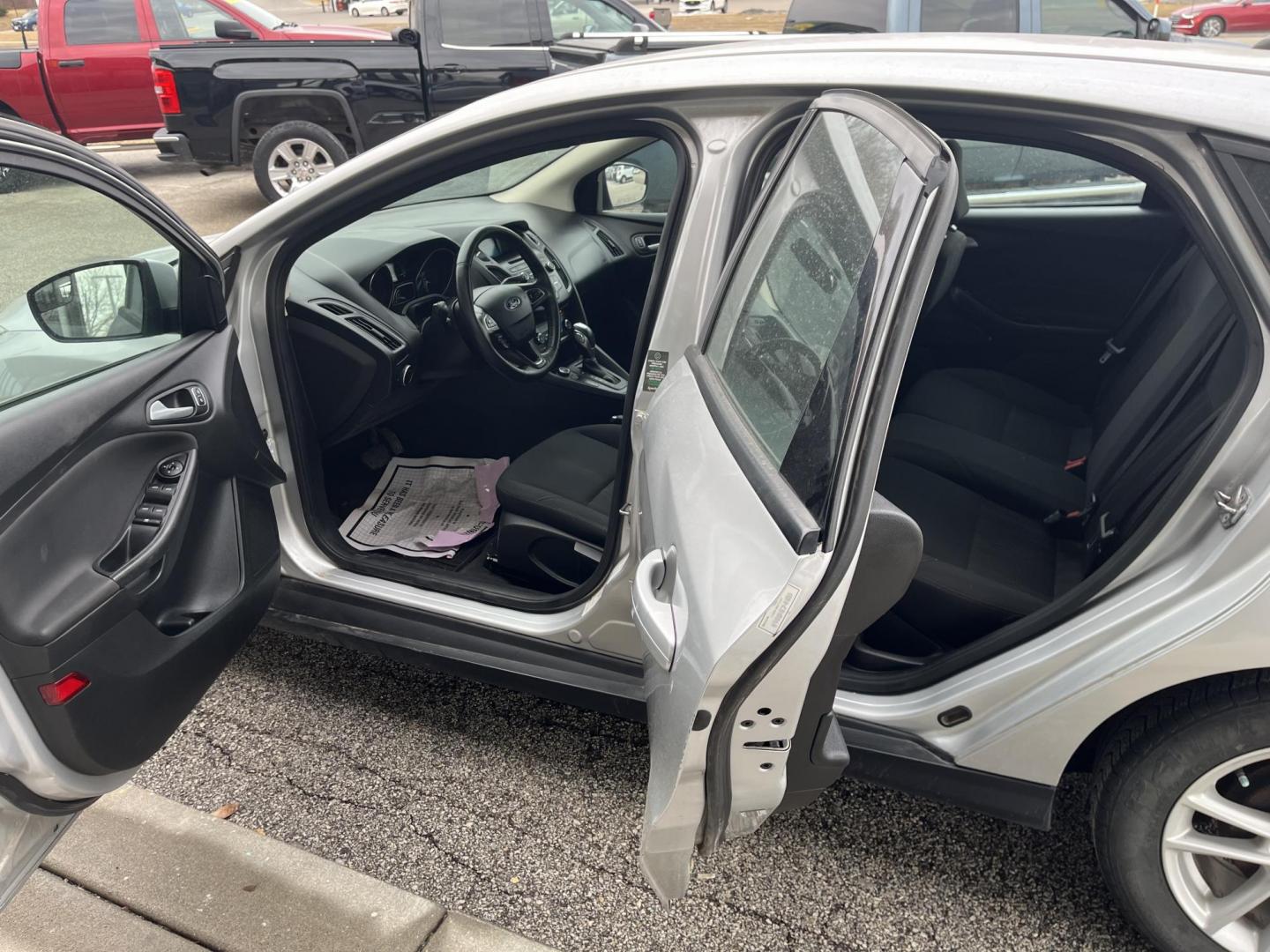 2015 Ingot Silver Ford Focus SE (1FADP3K22FL) with an EcoBoost 1L I-3 gasoline direct injection engine, located at 1633 W Kimberly, Davenport, IA, 52806, (563) 323-5341, 41.559456, -90.598732 - Photo#8