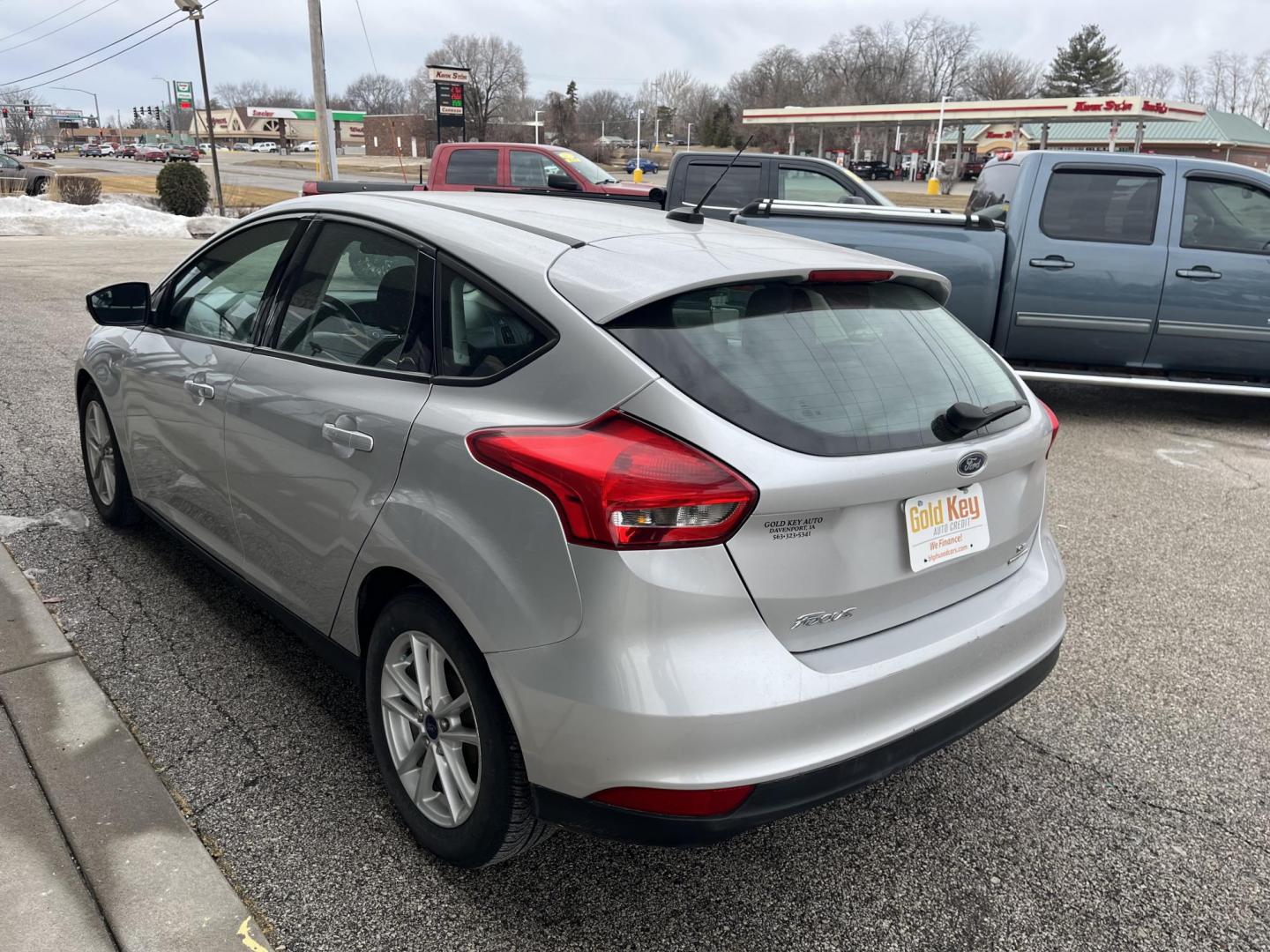 2015 Ingot Silver Ford Focus SE (1FADP3K22FL) with an EcoBoost 1L I-3 gasoline direct injection engine, located at 1633 W Kimberly, Davenport, IA, 52806, (563) 323-5341, 41.559456, -90.598732 - Photo#3