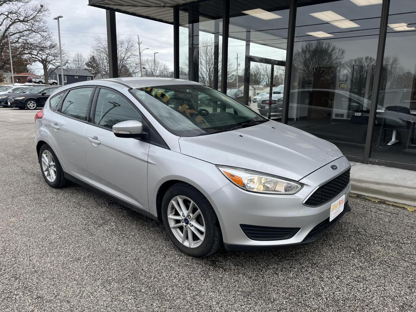 2015 Ingot Silver Ford Focus SE (1FADP3K22FL) with an EcoBoost 1L I-3 gasoline direct injection engine, located at 1633 W Kimberly, Davenport, IA, 52806, (563) 323-5341, 41.559456, -90.598732 - Photo#2