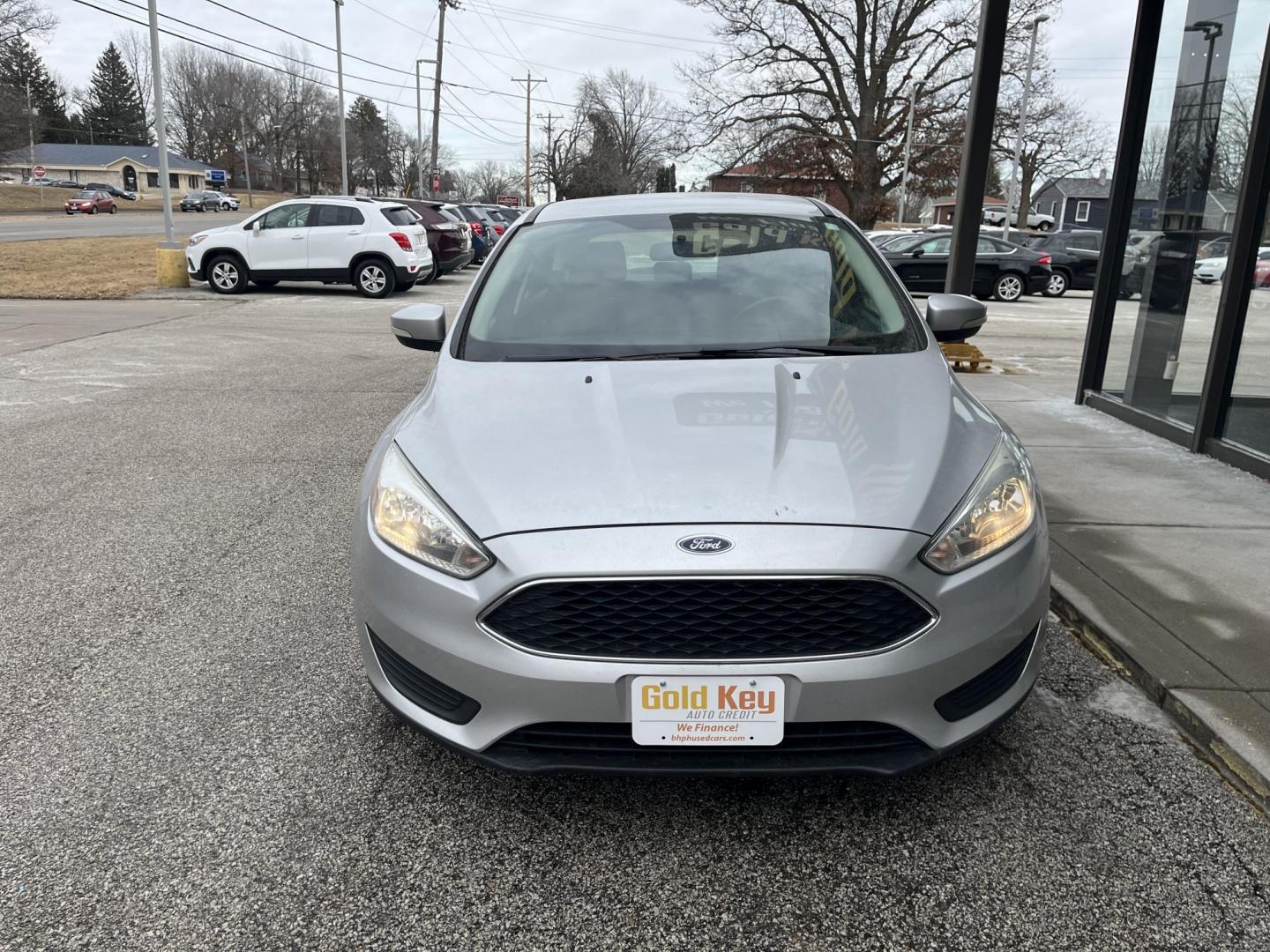 2015 Ingot Silver Ford Focus SE (1FADP3K22FL) with an EcoBoost 1L I-3 gasoline direct injection engine, located at 1633 W Kimberly, Davenport, IA, 52806, (563) 323-5341, 41.559456, -90.598732 - Photo#1